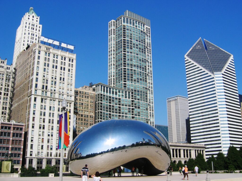 Chicago skyline featuring iconic Cloud Gate sculpture